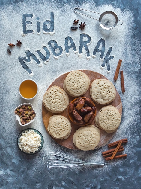 Eid Mubarak - Fraza Powitalna Islamskiego święta „wesołych świąt”, Powitanie Zastrzeżone Arabskie Tło Do Pieczenia.