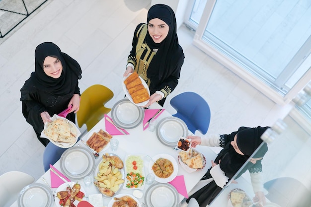Eid Mubarak Muzułmańska rodzina jedząca obiad iftar młode muzułmańskie dziewczyny serwujące jedzenie na stole podczas miesiąca biesiadowania Ramadanu w domu. Islamski Halal Jedzenie i picie Islamska rodzina widok z góry