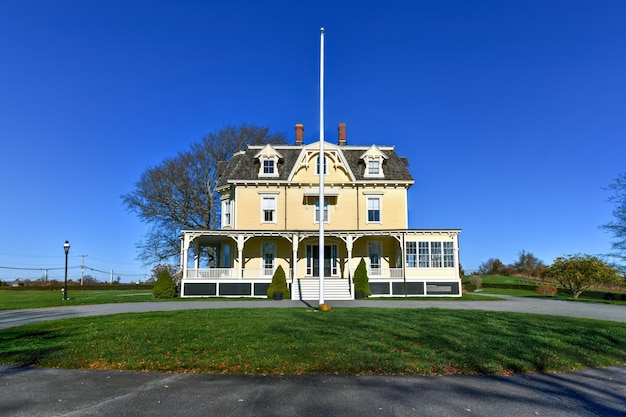 Eisenhower House, dawniej znany jako rezydencja dowódcy lub kwatery numer jeden Fort Adams, jest historycznym domem, który jest częścią Fort Adams State Park w Newport Rhode Island