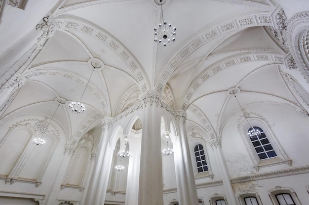 Eklektyczne elementy wnętrza dużej żydowskiej synagogi chóralnej