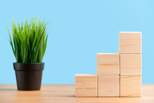 Ekologia biznes seo zespół reklamuje koncepcję puste drewniane kostki blokowe na niebieskim tle z rośliną f