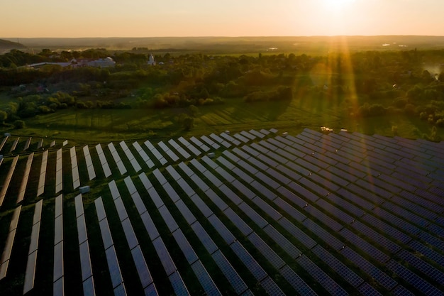 Ekologia panele elektrowni słonecznych w polach zielona energia o zachodzie słońca krajobraz innowacje elektryczne natura środowisko.