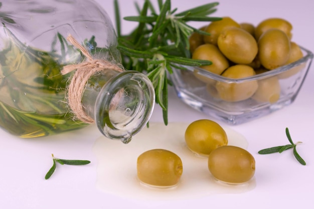Ekologiczna oliwa z oliwek w sosie i świeży rozmaryn.