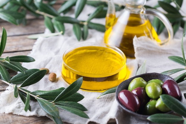 Zdjęcie ekologiczna oliwa z oliwek z pierwszego tłoczenia na stole