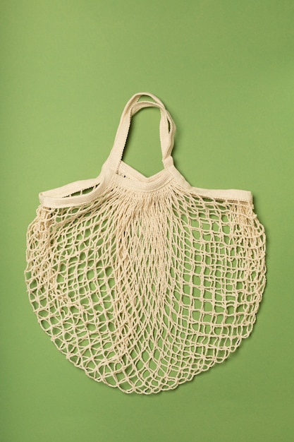 Ekologiczna torba, worek strunowy na zielonej powierzchni