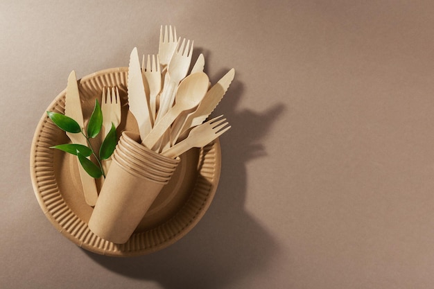 Ekologiczne naczynia jednorazowe wykonane z drewna bambusowego i papieru