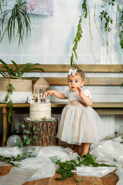 Ekologiczne pierwsze przyjęcie urodzinowe dla dziecka z pomysłami na tort urodzinowy z naturalną dekoracją