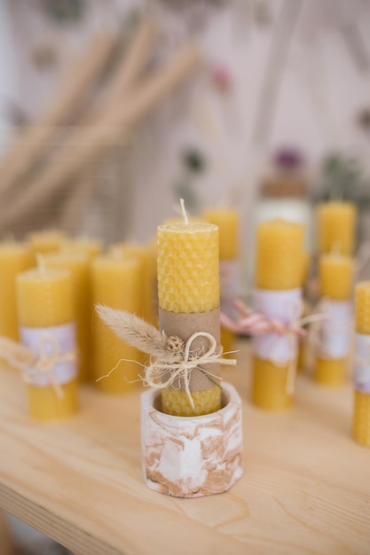 Ekologiczne świece z naturalnego wosku pszczelego Świece woskowe z suszonymi kwiatami