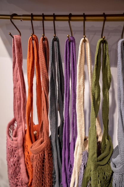 Ekologiczne sznurkowe torby na zakupy wykonane z odzieży pochodzącej z recyklingu w różnych kolorach