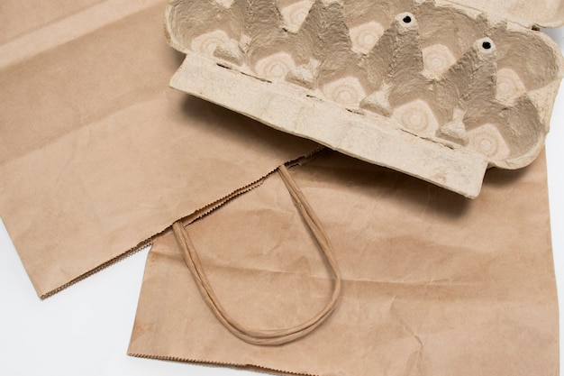 Zdjęcie ekologiczne torby papierowe do pakowania żywności w supermarketach i tacki na jajka. shaper. uratujmy planetę. koncepcja stylu życia wolnego od plastiku