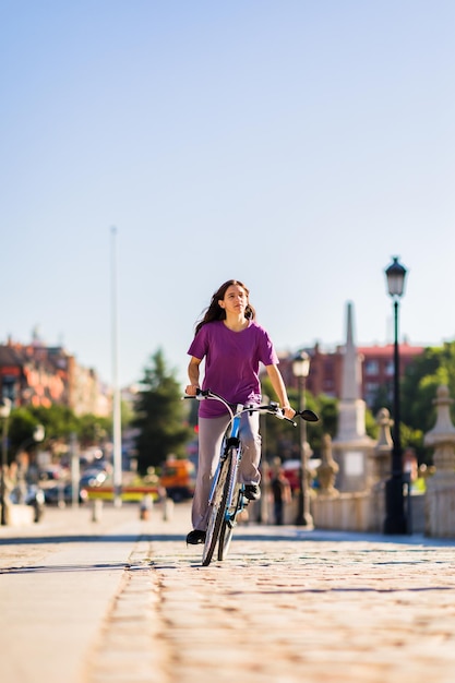 Ekologiczne zrównoważone środowisko rowerowy styl życia aktywni ludzie Urugwajska latynoska kobieta