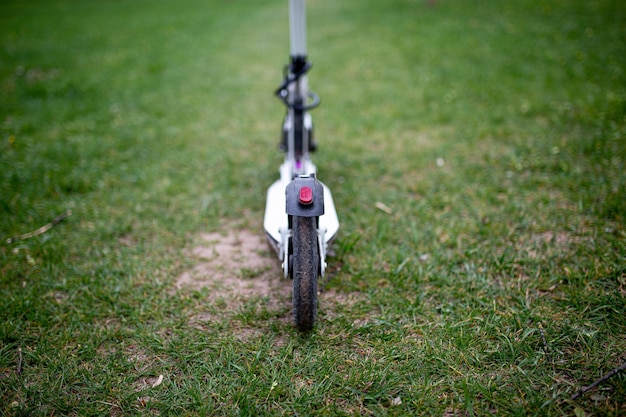 ekologiczny elektryczny skuter elektryczny transport na trawie