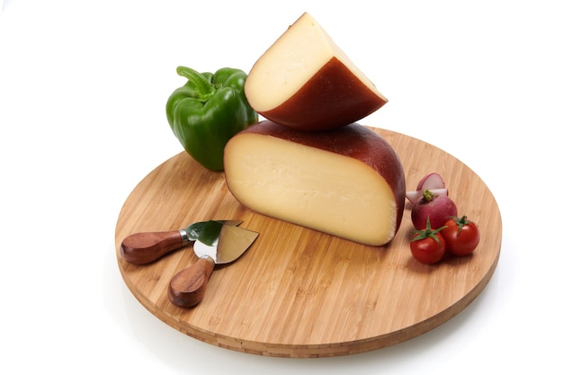 Ekologiczny ser zdrowy smakołyk produkowany na lokalnym asortymencie na drewnianym tle