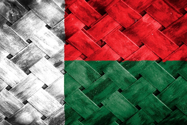 Ekran flagi Madagaskaru na tle wiklinowego drewna