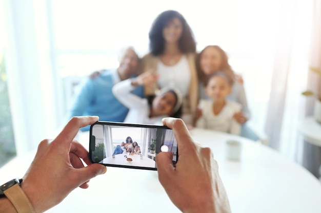 Ekran fotografii smartfona i ręce z rodziną w domu robiące zdjęcia i pamięć z miłością i troską Zbliżenie technologii i ludzie wraz z obiektywem ostrości oraz aplikacją fotografa i telefonem