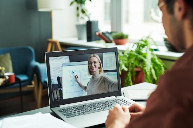 Ekran laptopa z dojrzałym blond ufnym nauczycielem