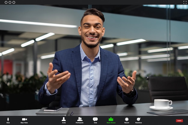 Ekran POV przystojnego dyrektora na Bliskim Wschodzie podczas wideokonferencji