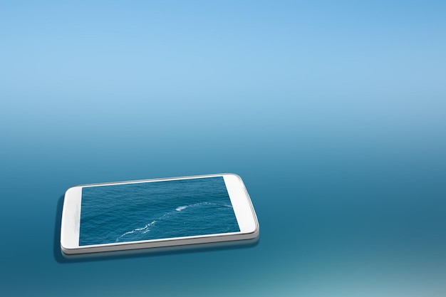 Ekran telefonu komórkowego z niebieską wodą oceaniczną