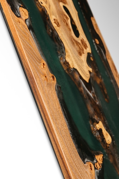 Ekskluzywny ręcznie robiony stół z litego drewna i żywicy epoksydowej na tle drewnianych desek