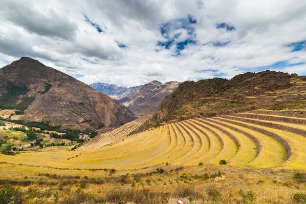 Ekspansywny widok na tarasy Inków w Pisac, Sacred Valley, Peru