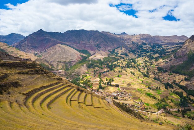 Ekspansywny widok na tarasy Inków w Pisac, Sacred Valley, Peru