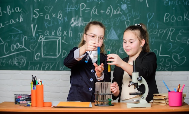 Eksperymenty naukowe w laboratorium Naukowiec małych dziewczynek z mikroskopem Badania chemiczne w laboratorium Genialne dziewczynki w szkolnym laboratorium Laboratorium naukowe Laboratorium biologiczne Nauka jest warta odkrycia