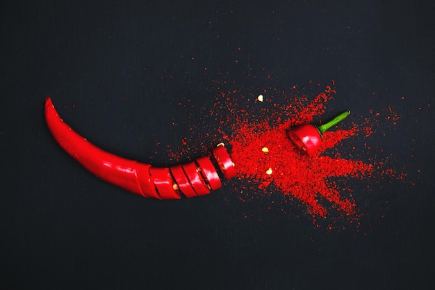 Zdjęcie eksplodujący pieprz papryczka chili zamienia się w proszek