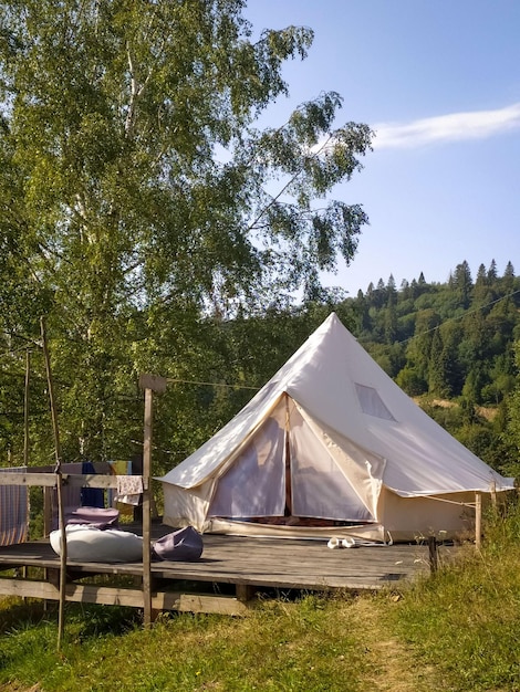 Eksploracja wielkiego kempingu na świeżym powietrzu Glamping i beżowy namiot w lesie dla ostatecznego ucieczki w naturze i eksploracji dzikiej przyrody