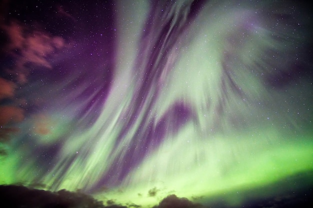 Eksplozja Aurora Borealis (Zorza polarna) z gwiazdami na nocnym niebie na kole podbiegunowym