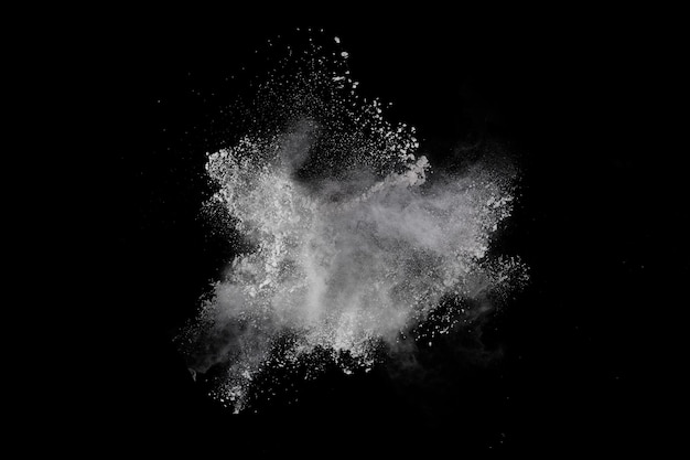 Zdjęcie eksplozja białego proszku na czarnym tle kolorowa chmura eksplodujący kolorowy pył farba holi