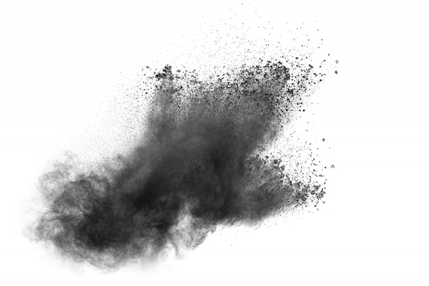 Eksplozja czarnego proszku na białym tle. Cząsteczki pyłu węglowego wydychają w powietrzu.