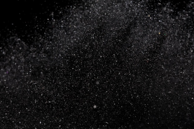 Zdjęcie eksplozja metaliczny czarny błysk błyskawica ciemny błysk proszek iskra migotanie świętować niewyraźna folia eksplodować w powietrzu latać rzucać czarne błyszczące cząstki czarne tło izolowane selektywne skupienie niewyrażalny bokeh