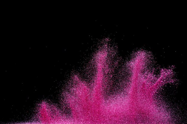 Eksplozja metaliczny różowy błysk błyskawica Choky błysk proszku iskra migotanie świętować niewyraźna folia eksplodować w powietrzu latać rzucać różowe błyszczące cząstki czarne tło izolowane selektywne skupienie niewyrażony bokeh