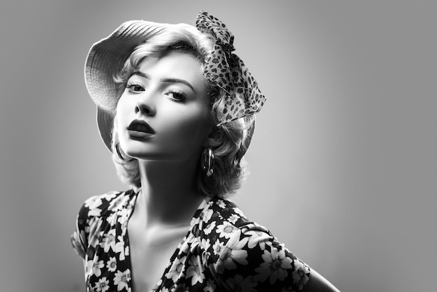 Ekspresyjna mimika twarzy Portret pięknej kobiety ubranej w stylu pinup Blond modelka pozuje w stylu retro i koncepcji vintage