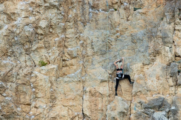 Ekstremalna wspinaczka skałkowa na szarej skale w górach Krymu