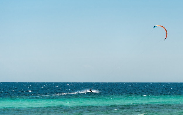 Ekstremalne sporty wodne - kitesurfing na morzu w słoneczny gorący letni dzień