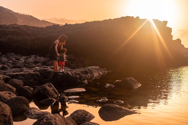 El Hierro Island Wyspy Kanaryjskie matka i syn w naturalnym basenie Charco Azul o zachodzie słońca