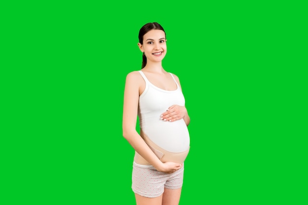 Elastyczna opaska ciążowa ubrana na kobietę w ciąży