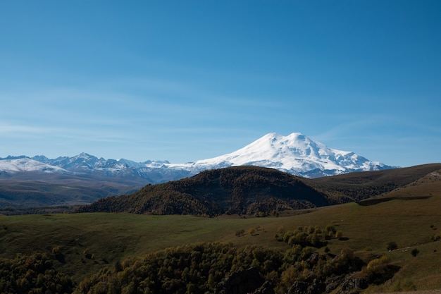 Elbrus I Zielone Wzgórza W Słoneczny Letni Dzień. Region Elbrus, Kaukaz Północny, Rosja