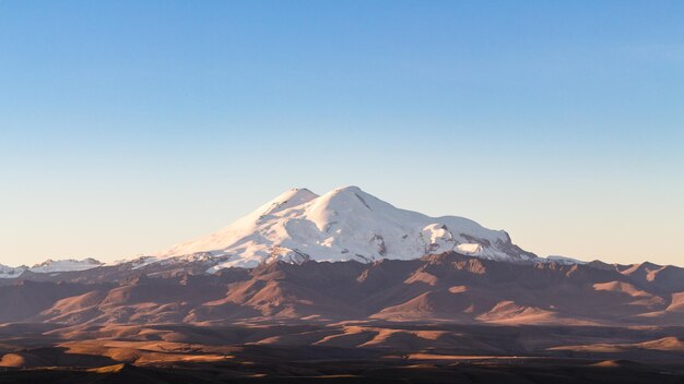 Elbrus z płaskowyżu Bermamyt o wschodzie słońca