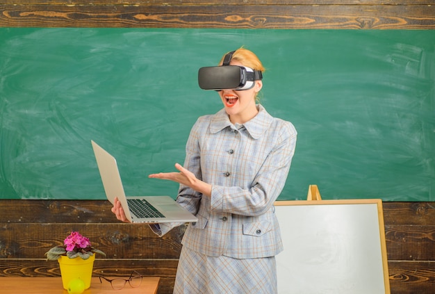 Zdjęcie elearning nauczyciel szkoły online w okularach vr koncepcja edukacji szkolny portret zmysłowy