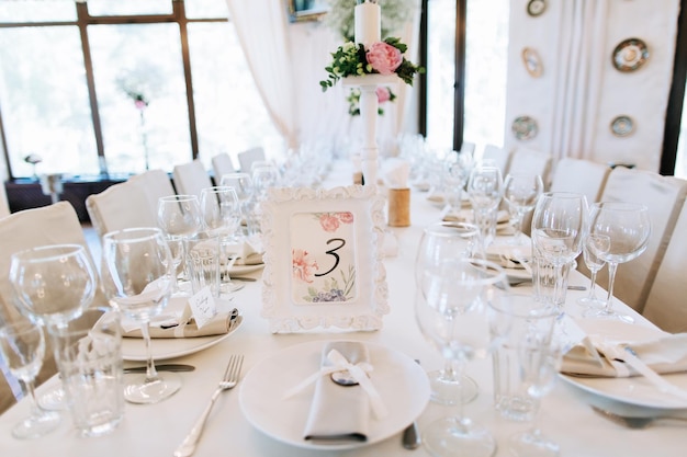 Elegancka aranżacja stołu i catering na weselu Dekoracja weselna w restauracji