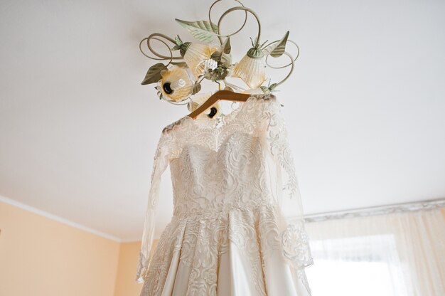 Elegancka biała suknia ślubna o poranku panny młodej.