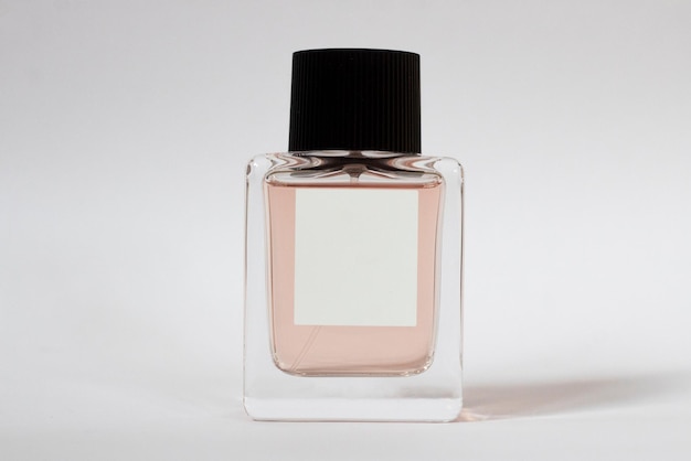 Elegancka butelka perfum dla kobiet z bliska na odosobnionym tle