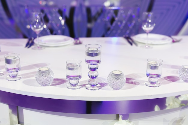 Elegancka dekoracja weselnego bankietu i nakrycie stołu w restauracji