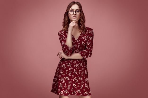 Elegancka glamour hipster dziewczyna w czerwonej sukience moda