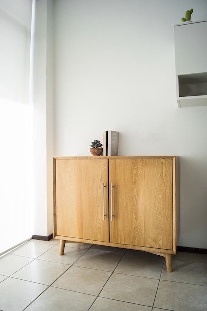 Elegancka i nowoczesna luksusowa drewniana szafka w formie bufetu do przechowywania mebli w domu na białym tle