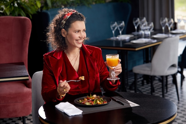 Elegancka młoda kobieta je sałatkę z krewetek na lunch w luksusowej restauracji zdrowy styl życia i dieta