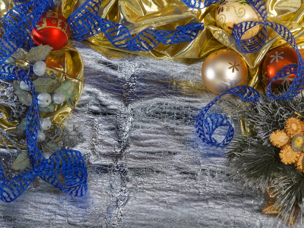 elegancka oprawa bożonarodzeniowa z wieloma kolorowymi i jasnymi dekoracjami tworzy świąteczną oprawę efektu