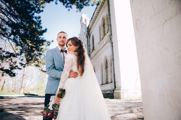 Elegancka panna młoda i pan młody razem pozowanie na zewnątrz w dniu ślubu